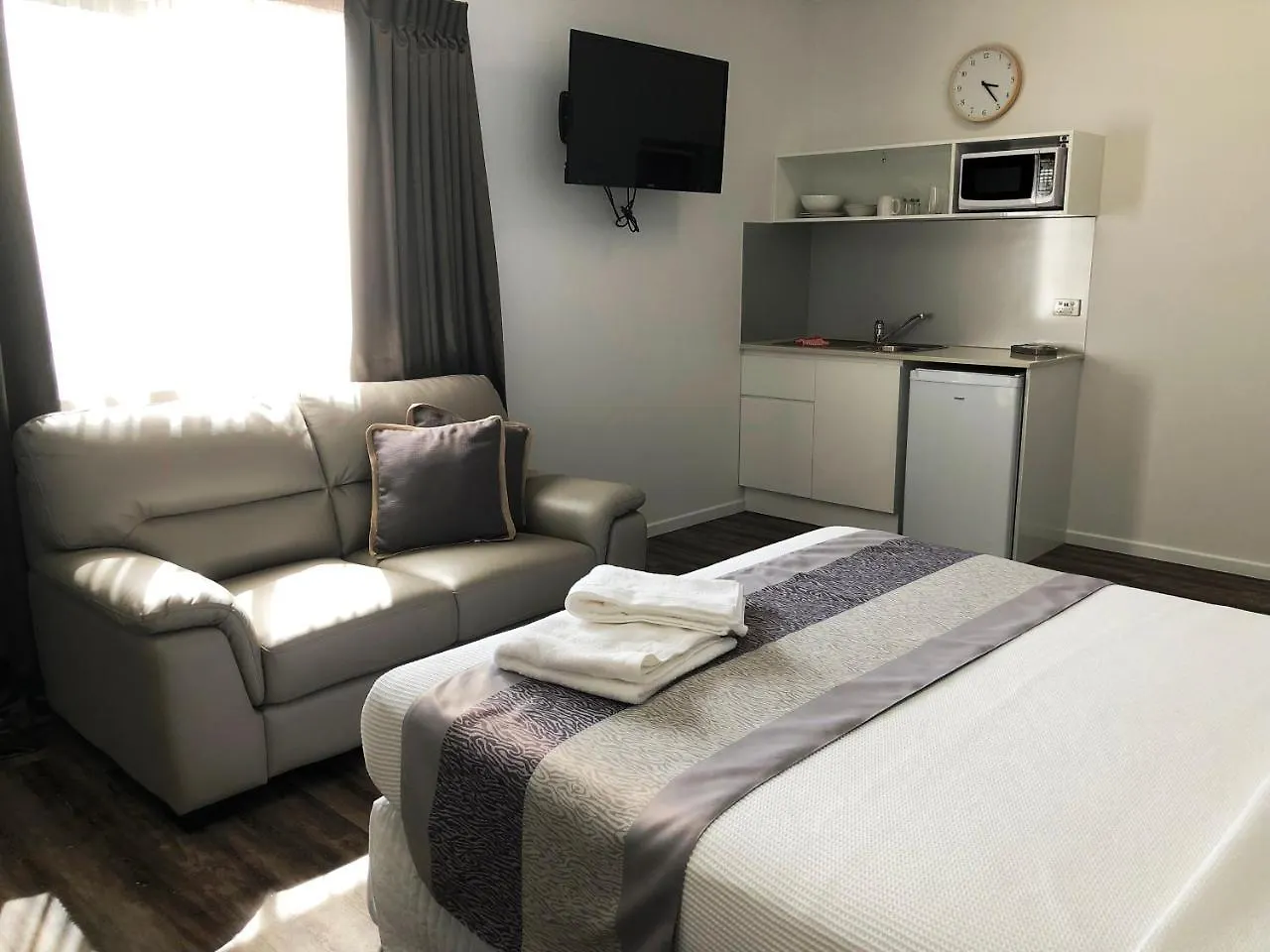 Escape On Lake Cairns Hotel
