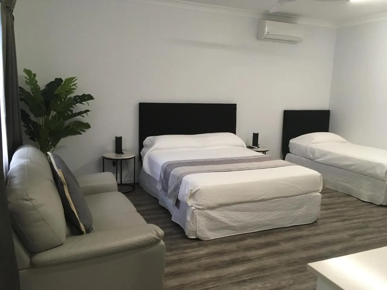 *** Hotel Escape On Lake Cairns Australia